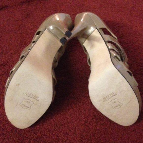 NEW Stuart Weitzman Grey Taupe Patent Heels 10 - Picture 4 of 4