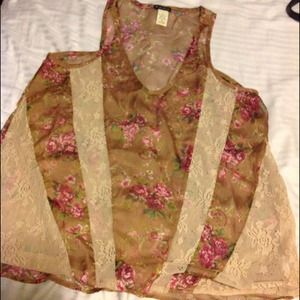 Cute floral top!