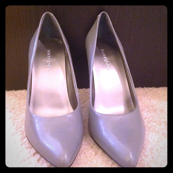 BUNDLED/RESERVED for @ell2391 Gray and nude pumps!