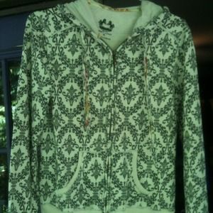 Sweatshirt & red sweater TRADED