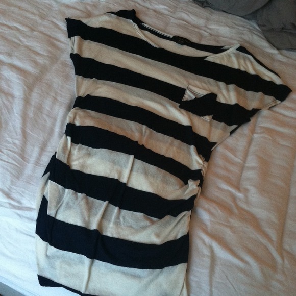 Navy blue/white tshirt
