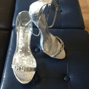 ✨Beautiful Bling Silver Ankle Strap Heels👠👠!