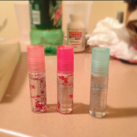 Free w/ bundle $25+ New lipgloss 💋