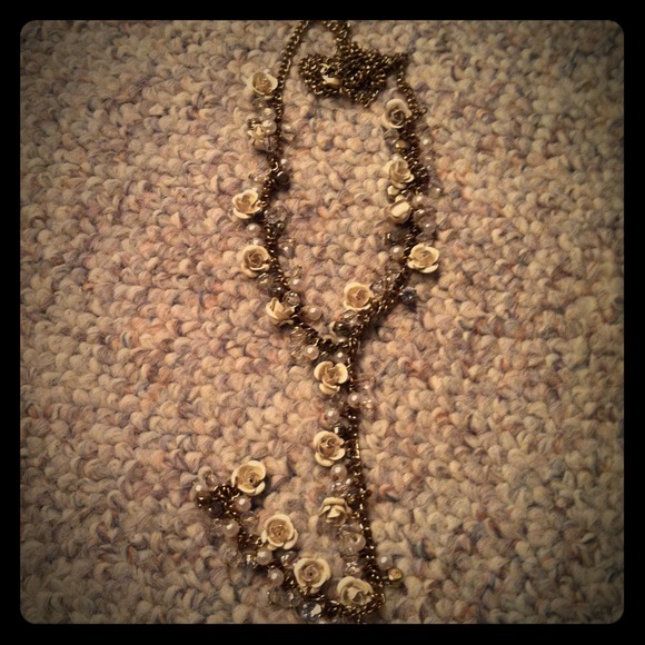 Included in bundle for wyogirl2! Flower necklace
