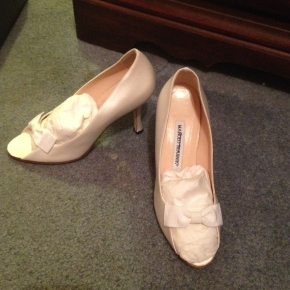 Manolo Blahnik's size 36- white.you can dye them.