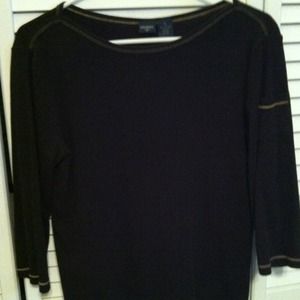 Black top. 3/4 sleeve.