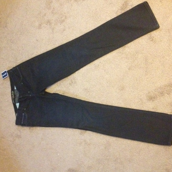 BNWT! Dark wash skinny jeans! 😃 - Picture 2 of 3