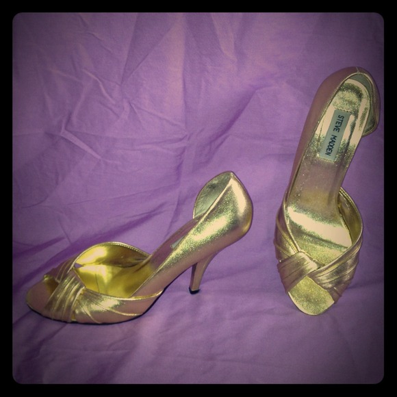Destiny Gold Leather Steve Madden Pumps.