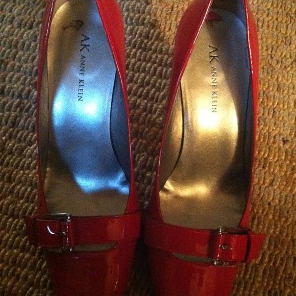 Red Heels ! - Picture 2 of 3