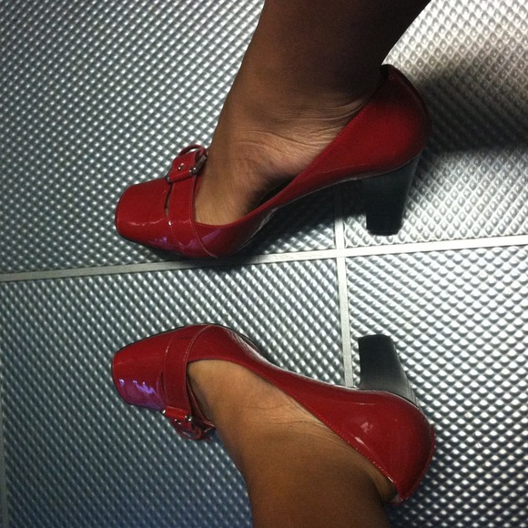 Red Heels ! - Picture 3 of 3