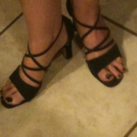3" details strappy shoes