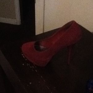 Wine colored pump great for work or play.