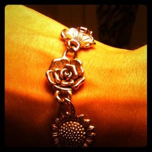 Vintage gold tone flower bracelet