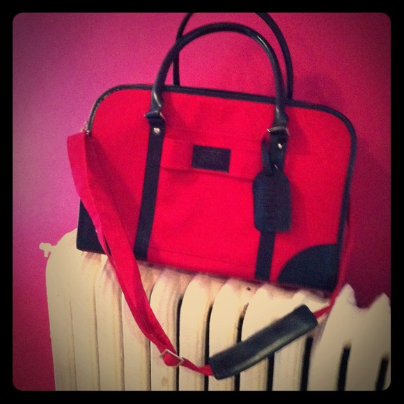 •*•€ReducedPrice@$)Red carry on bag very sturdy