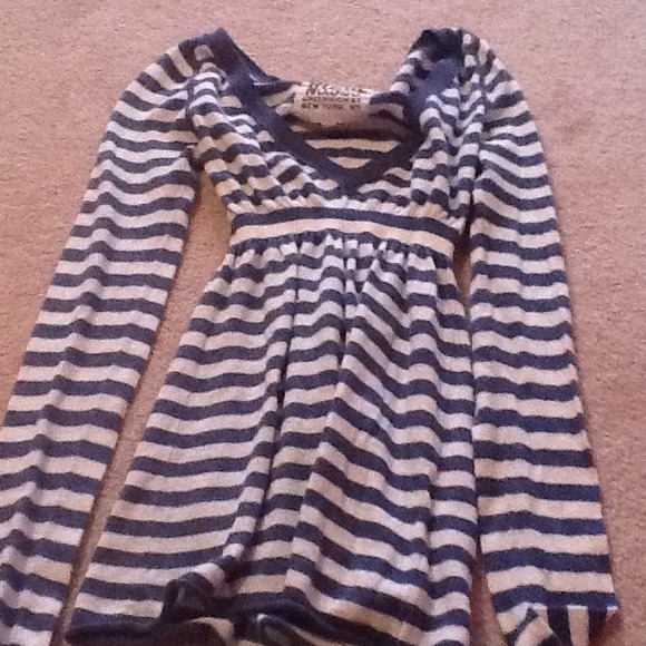 Long sleeved cute knit shirt