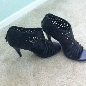 Pour la Victoire Shoes - Pour la Victoire Black leather heels. Pour la Victoire Shoes - Pour la Victoire Black leather heels.