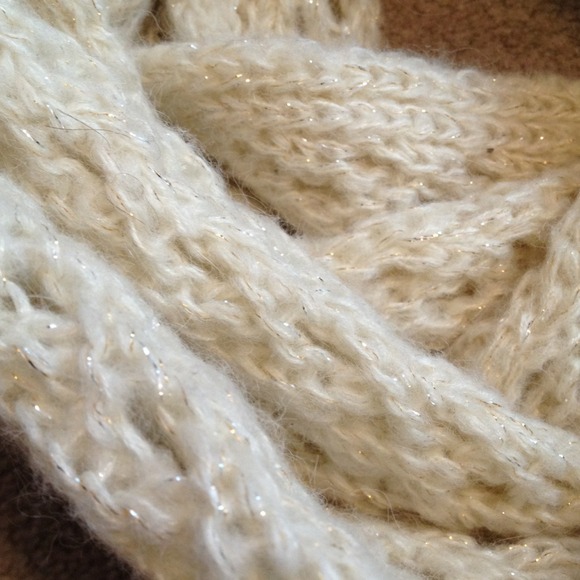 ❌SOLD❌Cream knit infinity circle scarf - Picture 2 of 4