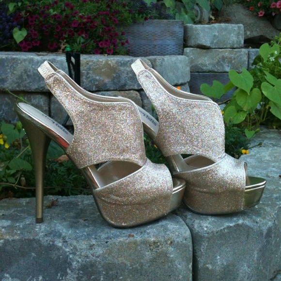 Bought to wear with a dress I returned. Never worn