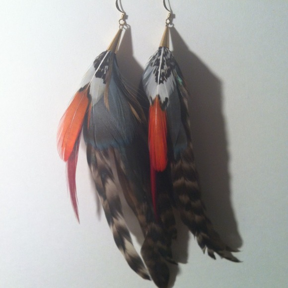 Feather dangle earrings