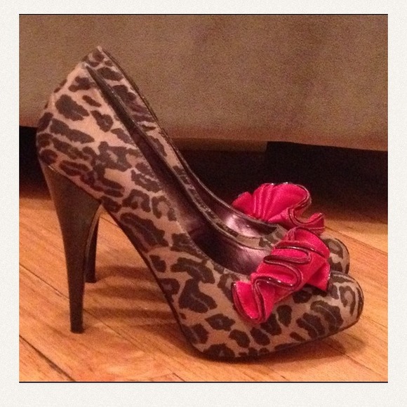 💰Sold!❌  Leopard print pumps with red detail