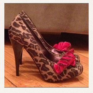 💰Sold!❌  Leopard print pumps with red detail