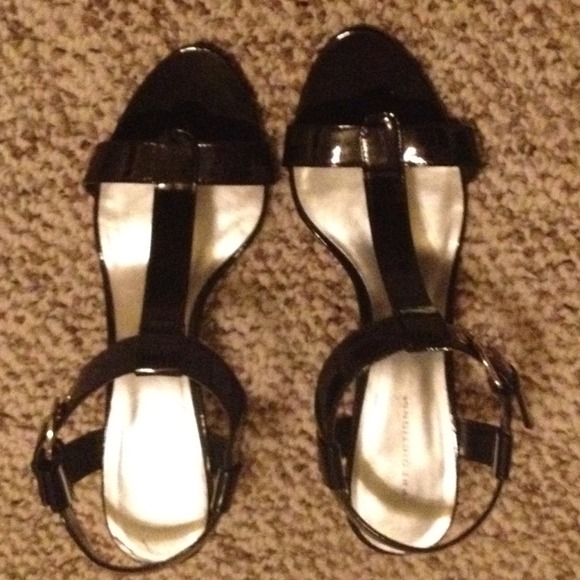 Black leather sandals with small heel
