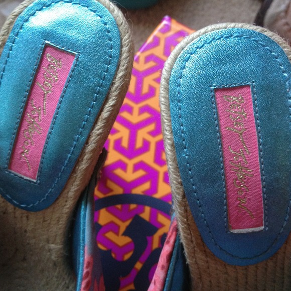 Betsy Johnson new studded floral heels size 5 - Picture 2 of 2