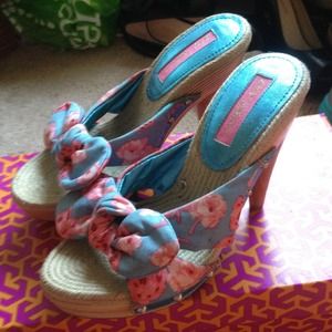 Betsy Johnson new studded floral heels size 5