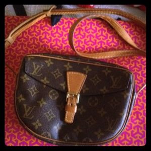 Guarantee authentic Louis Vuitton cross body bag