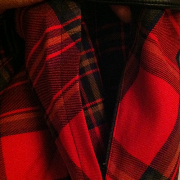 Classic Short Plaid Skirt! - Picture 3 of 3