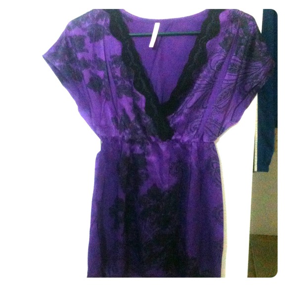 😍Purple n black silky v-neck top😍