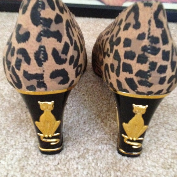Leopard print dress shoes/ Blk  and Gold heels! - Picture 3 of 4