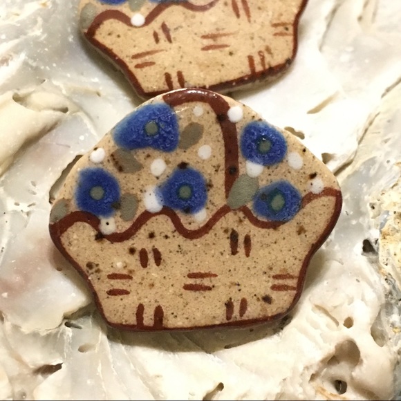 VINTAGE 90's Flower Basket Stud Earrings - Picture 4 of 6