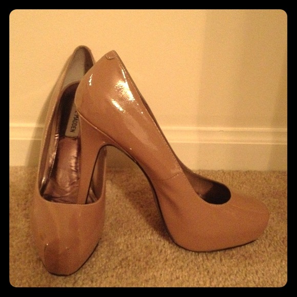💢🙌SOLD🙌💢Nude Steve Madden Heels