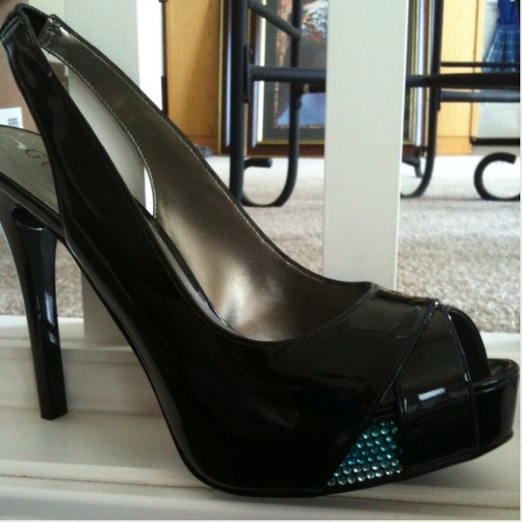 Guess, patent leather black slingback heels!
