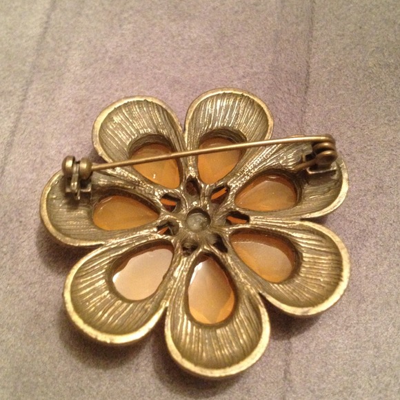 Flower pin - Picture 2 of 2