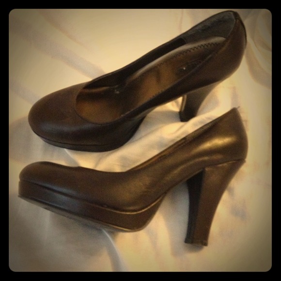 *Reserved*Brown pumps
