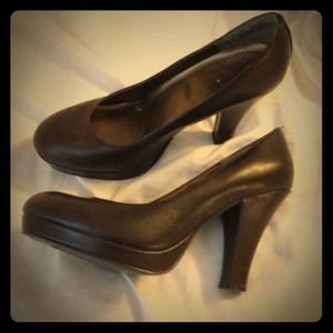 *Reserved*Brown pumps