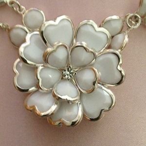 Sold to syfashion White flower necklace set