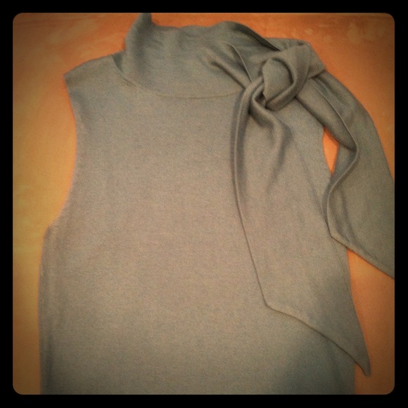 THE LIMITED Sleeveless Lightweight Sweater