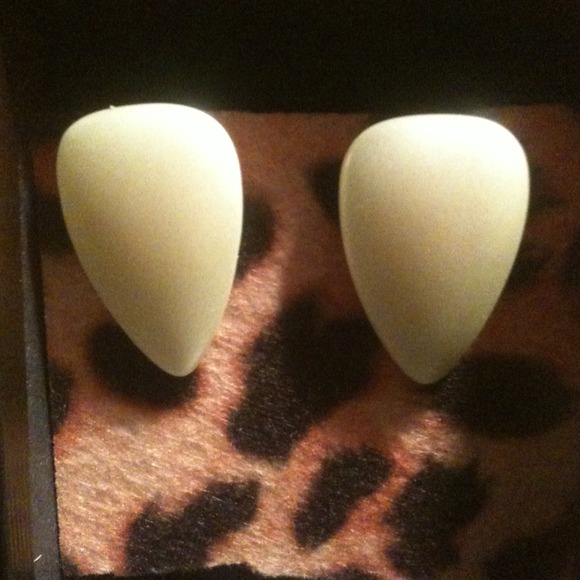 Creme Colored Earrings!!