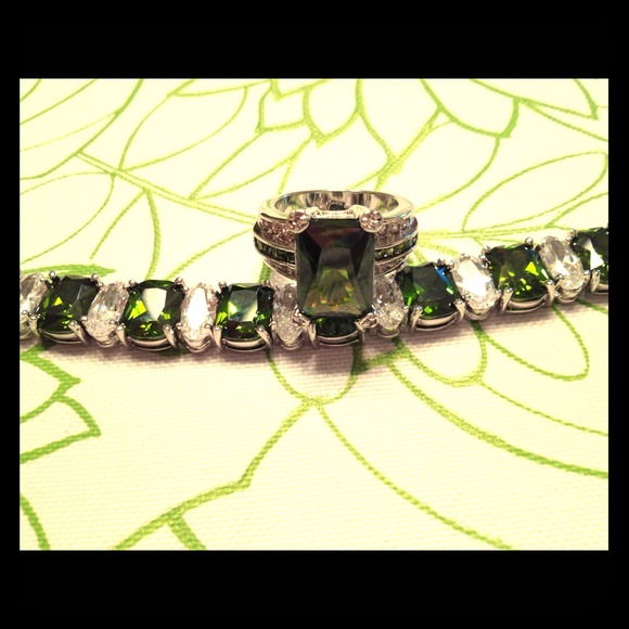 Emerald green stone bracelet and cocktail ring set