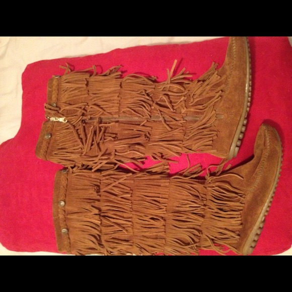 *SOLD* Minnetonka Fringe Suede Boots! Sz6