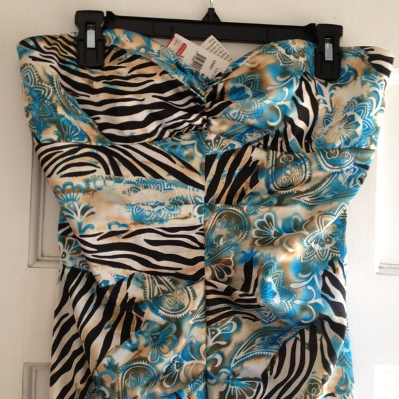 Just detachment of thread in the back, very small - Picture 2 of 4