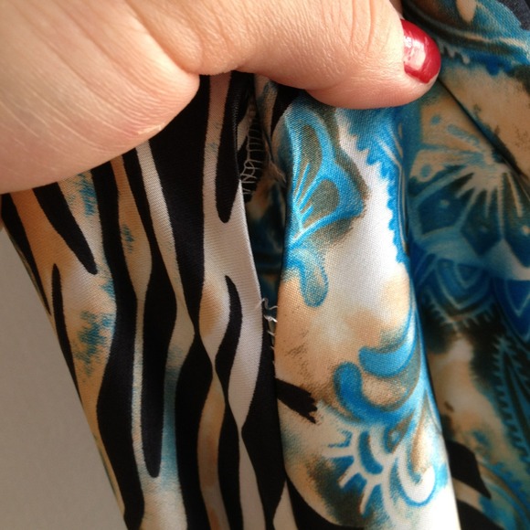 Just detachment of thread in the back, very small - Picture 3 of 4