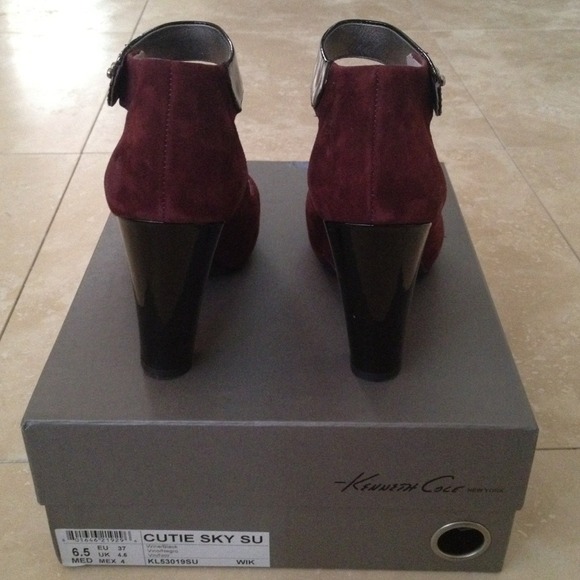Kenneth Cole heels. Like new. - Picture 2 of 4