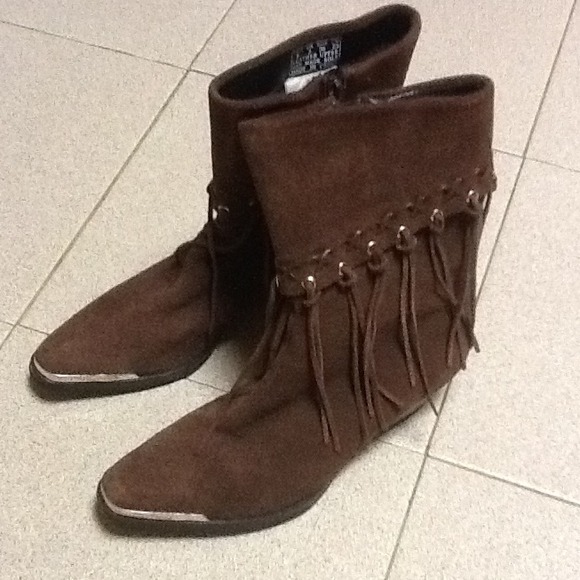 Real suede brown boots. Amazing condition.