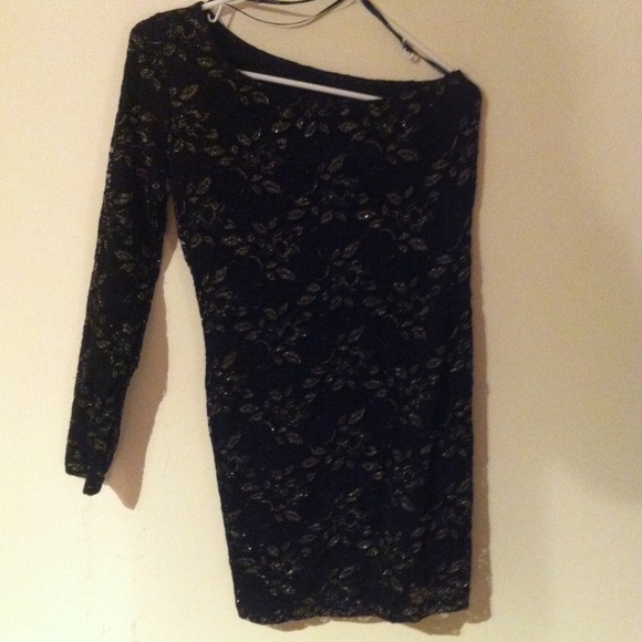 Black/gold one shoulder longsleeve dress.
