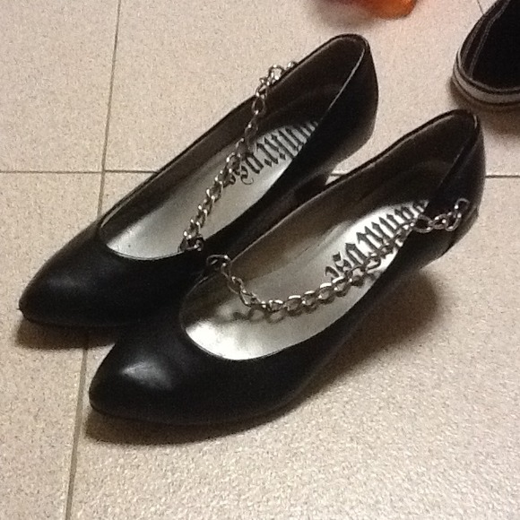 Black pumps with chain