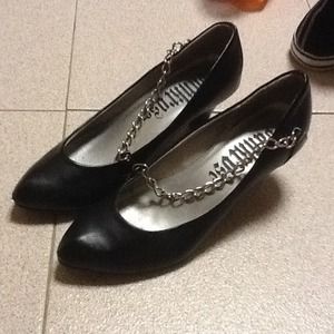 Black pumps with chain